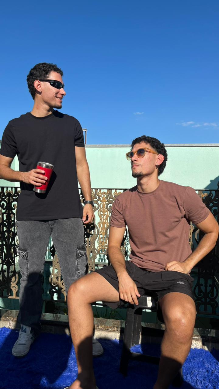 Crew RAWK STORE vestindo a coleção